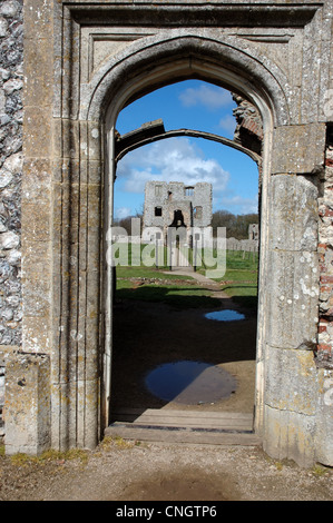 Innere Torhaus des Baconsthorpe Schlosses, Norfolk, gesehen durch die Tür das äußere Torhaus Stockfoto