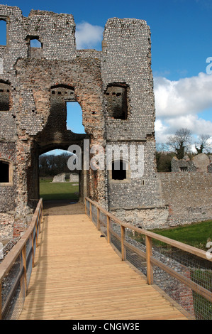 Innere Torhaus und Brücke über den Graben Baconsthorpe Schloss, Norfolk, Großbritannien Stockfoto