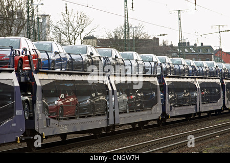 Citroen Autos in Deutschland importiert werden, mit der Bahn Stockfoto