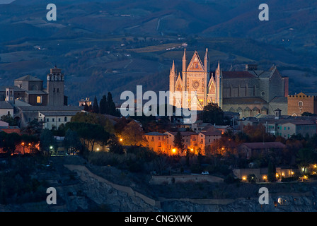 Ansicht von Orvieto in der Dämmerung. Orvieto. Provinz Terni. Umbrien. Italien Stockfoto