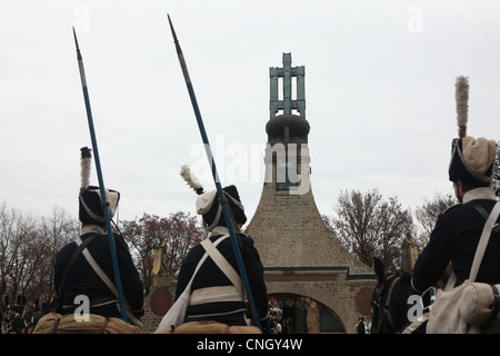 Russische Kosaken vor dem Hügel von Peace Memorial, Tschechische Republik. Nachstellung der Schlacht von Austerlitz (1805). Stockfoto