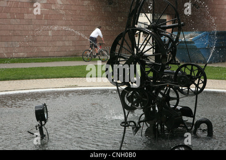 Brunnen mit einer Statue von Jean Tinguely vor dem Museum Tinguely in Basel, Schweiz. Stockfoto