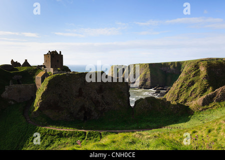 Mittelalterliche Dunnottar Castle ruins auf einer Landzunge der schottischen Küste in der Nähe von Stonehaven Aberdeenshire Scotland UK. Stockfoto