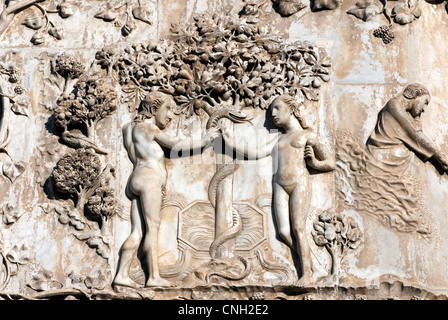 Orvieto. Adam und Eva von der Schlange versucht. Detail der Marmor Relief an der Fassade des Doms. Umbria, Italien Stockfoto