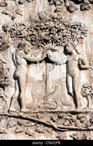 Orvieto. Adam und Eva von der Schlange versucht. Detail der Marmor Relief an der Fassade des Doms. Umbria, Italien Stockfoto