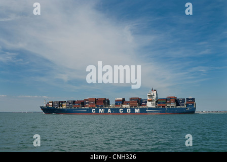 CMA CGM-Container-Schiff auf dem Meer vor den Toren Portsmouth mit Containern an Bord. Stockfoto