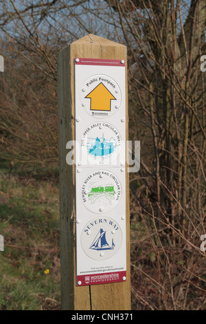 Ein Schild auf einem öffentlichen Weg bei Trimpley, Worcestershire, England, UK Severn als Wegweiser Stockfoto