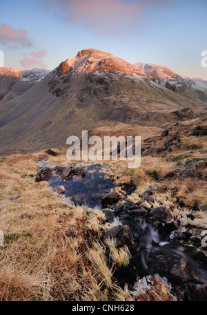 Spouthead Gill und Schnee begrenzt großen Giebel in der Morgendämmerung im englischen Lake District. Die Korridor-Route auf Scafell Pike entnommen Stockfoto