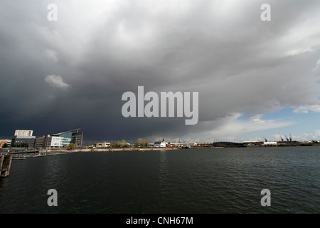 Cardiff Docks - revitalisiertes Dockland jetzt Unterstützung für neue Unternehmen - schwere regen Wolken overhead Stockfoto