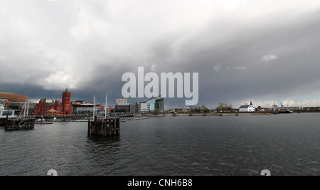 Cardiff Docks - revitalisiertes Dockland jetzt Unterstützung für neue Unternehmen - schwere regen Wolken overhead Stockfoto