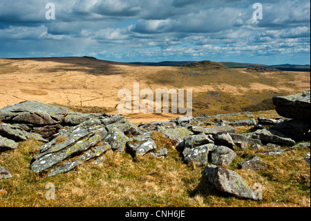 Blick über Dartmoor aus Beardown Tor in Richtung Norden Moor, Teufels Tor zeigt den Granit Felsen Stockfoto