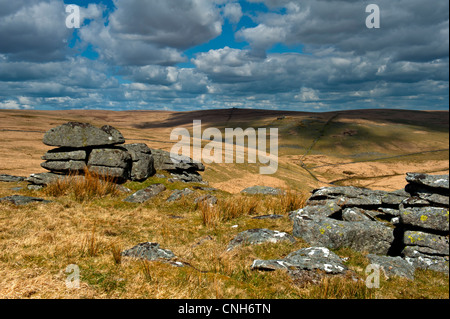 Blick über Dartmoor aus Beardown Tor in Richtung Norden Moor, Teufels Tor zeigt den Granit Felsen Stockfoto