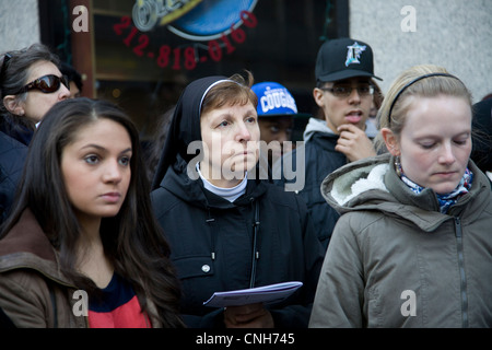 Der Kreuzweg Prozession am Karfreitag organisiert von Pax Christi in Manhattan. Stockfoto