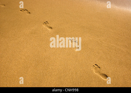 Fußspuren im Sand führt zum Meer auf Makapuu Beach auf Oahu, Hawaii ...