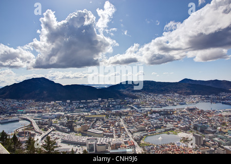 Blick über Bergen das beliebte Wahrzeichen Fløyen entnommen. Stockfoto