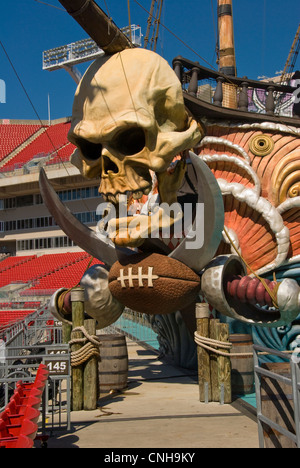 Schädel auf Schiff im Raymond James Fußball Stadium in Tampa, Florida, wo die Tampa Bay Buccaneers team spielt. Stockfoto