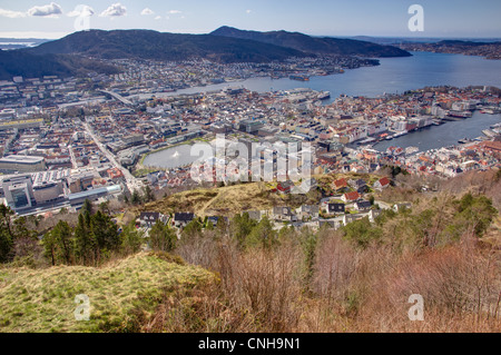 Blick über Bergen das beliebte Wahrzeichen Fløyen entnommen. Stockfoto