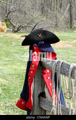 Amerikanische Revolution Continental Army Jacke und Hut ruht auf einem Zaunpfahl im Jockey Hollow National Park, New Jersey, USA. Stockfoto