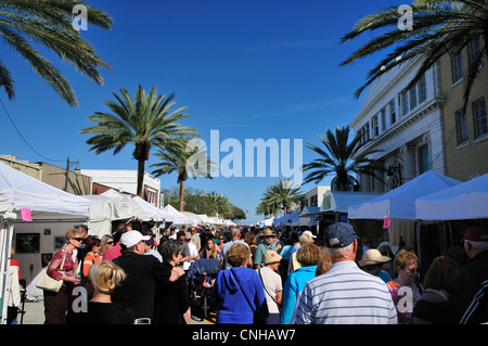 Besucher gehen vorbei an Künstler-Ständen auf dem 2012-Festival des Arts in New Smyrna Beach, Florida Stockfoto