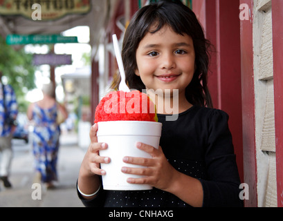 Hawaiian Mädchen halten Wassereis in Lahaina, Maui Stockfoto