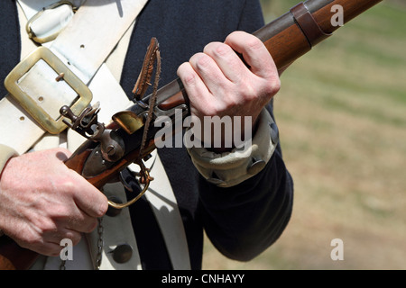 Eine Nahaufnahme von einem gespannten Muskete Gewehr während einer Re-Inszenierung von einem Vereinigte Staaten Armee-Lager. Morristown, NJ, USA Stockfoto