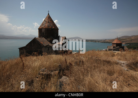 Kirchen von Surb Arakelots (L) und Surb Astvatsatsin (R) im Sevanavank Kloster auf Sevan See in Armenien. Stockfoto