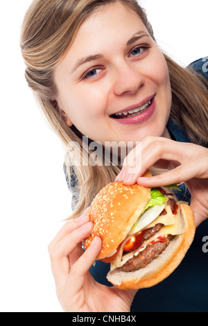 Junge schöne glückliche Frau halten frische Hamburger, isoliert auf weißem Hintergrund. Stockfoto