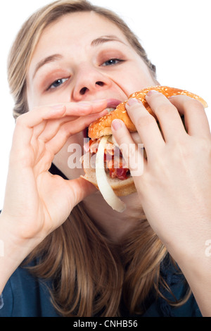 Nahaufnahme von hungrigen Mädchen essen Hamburger, isoliert auf weißem Hintergrund. Stockfoto