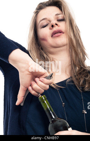 Nahaufnahme von junge betrunken Frau Eröffnung Flasche Wein, isoliert auf weißem Hintergrund. Stockfoto