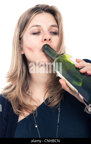 Porträt von betrunkenen Frau trinkt Flasche Wein, isoliert auf weißem Hintergrund. Stockfoto