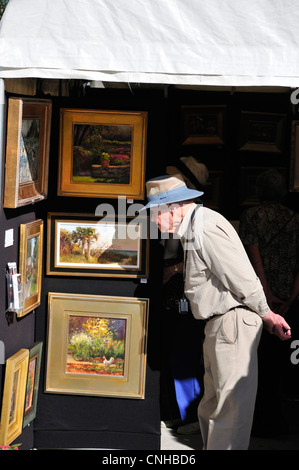 Mann Auschecken Gemälde auf dem 2012-Festival des Arts in New Smyrna Beach, Florida Stockfoto