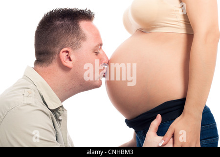 Glücklicher Ehemann küssen schwangeren Bauch, isoliert auf weißem Hintergrund. Stockfoto