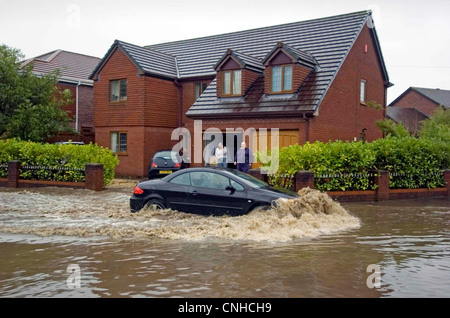 Autofahrer, die ihren Weg durch die überfluteten Straßen von Swansea in Süd-Wales, UK nach starkem Regen. Stockfoto