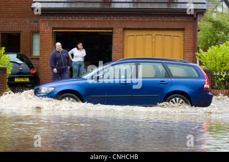 Autofahrer, die ihren Weg durch die überfluteten Straßen von Swansea in Süd-Wales, UK nach starkem Regen. Stockfoto