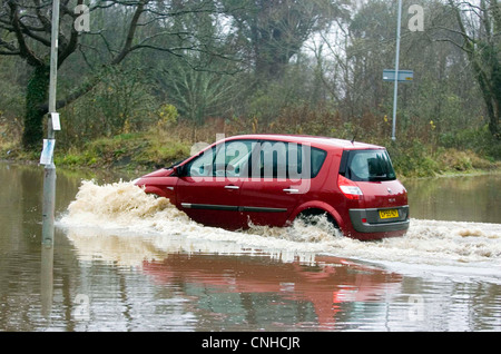 Autofahrer, die ihren Weg durch die überfluteten Straßen von Swansea in Süd-Wales, UK nach starkem Regen. Stockfoto