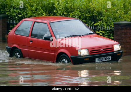 Autofahrer, die ihren Weg durch die überfluteten Straßen von Swansea in Süd-Wales, UK nach starkem Regen. Stockfoto