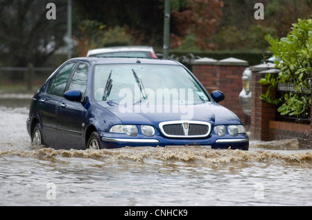 Autofahrer, die ihren Weg durch die überfluteten Straßen von Swansea in Süd-Wales, UK nach starkem Regen. Stockfoto