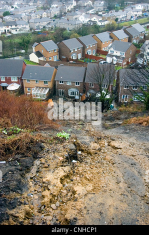 Die Schlammlawine im Taibach Bereich der Port Talbot heute nach starken Regenfällen verursacht die Bank in den hinteren Garten zu schlüpfen. Stockfoto