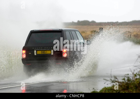 Autofahrer, die ihren Weg durch die überfluteten Straßen von Swansea in Süd-Wales, UK nach starkem Regen. Stockfoto