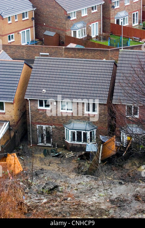 Die Schlammlawine im Taibach Bereich der Port Talbot heute nach starken Regenfällen verursacht die Bank in den hinteren Garten zu schlüpfen. Stockfoto