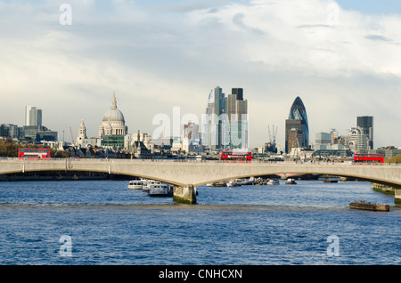 Drei rote Busse auf Waterloo Bridge London Skyline über Fluß Themse London Uk. St Pauls Stockfoto