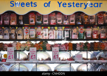 Gläser des Lieblings Süßigkeiten verkauft für £1 pro Beutel. Stockfoto