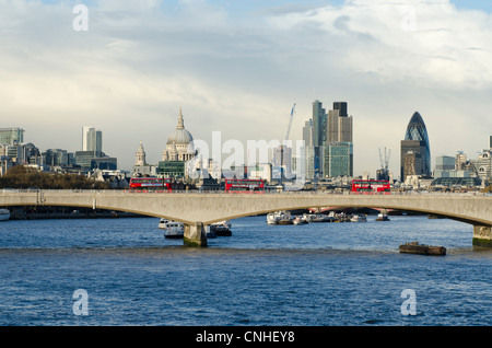 Drei rote Busse auf Waterloo Bridge London Skyline über Fluß Themse London Uk. St Pauls Stockfoto