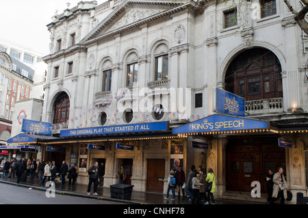 Das Wyndham Theatre mit Bill boards für die Rede des Königs als Spiel 32-36 Charing Cross Road, WC2H 0DA Stockfoto