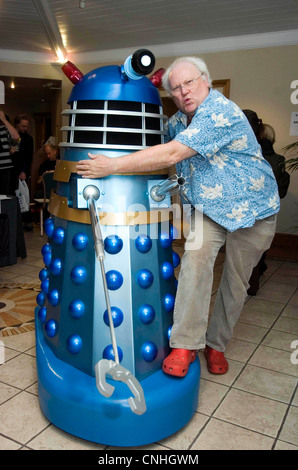 Colin Baker, der Schauspieler, der die sechste Inkarnation von Dr Who gespielt wird wieder mit seinem alten Feind - die Daleks vereint. Stockfoto