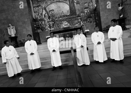 Katholischen Anhänger bereiten sich auf das hölzerne Kreuz während des jährlichen Rituals der Karwoche in Santa Elena, Ecuador zu tragen. Stockfoto