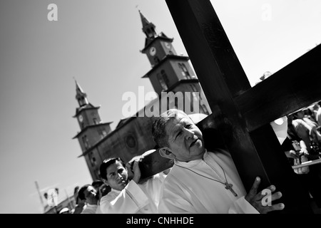 Katholischen Anhänger tragen das hölzerne Kreuz während des jährlichen Karwoche Rituals (Lavado De La Cruz) in Santa Elena, Ecuador. Stockfoto