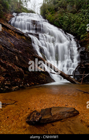 King Creek Falls in der Francis Marion und Sumter nationalen Wälder nördlich von Mountain Home, SC. Sie sind nur vor dem König Creek Dumps in der Chattooga River (Befreiung) und in der Tat sind Sie zu Fuß entlang der Chattooga River Trail für kurze Zeit vor folgenden King Creek vor. Die etwa 75 Fuß fällt sind sehr schön und von einer üppigen Vegetation umgeben ist. Stockfoto