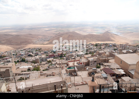 Blick nach Süden über Dächer auf die syrische Ebene von der Stadt Mardin, in der östlichen Anatolien Region, Südosten der Türkei . Stockfoto