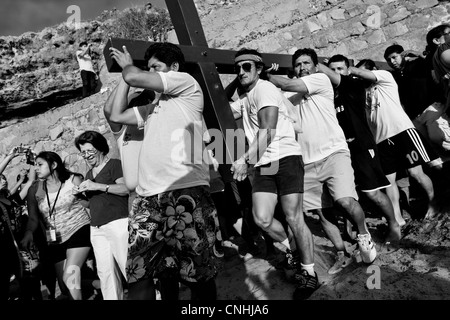 Katholischen Anhänger tragen das hölzerne Kreuz während des jährlichen Karwoche Rituals (Lavado De La Cruz) in Santa Elena, Ecuador. Stockfoto